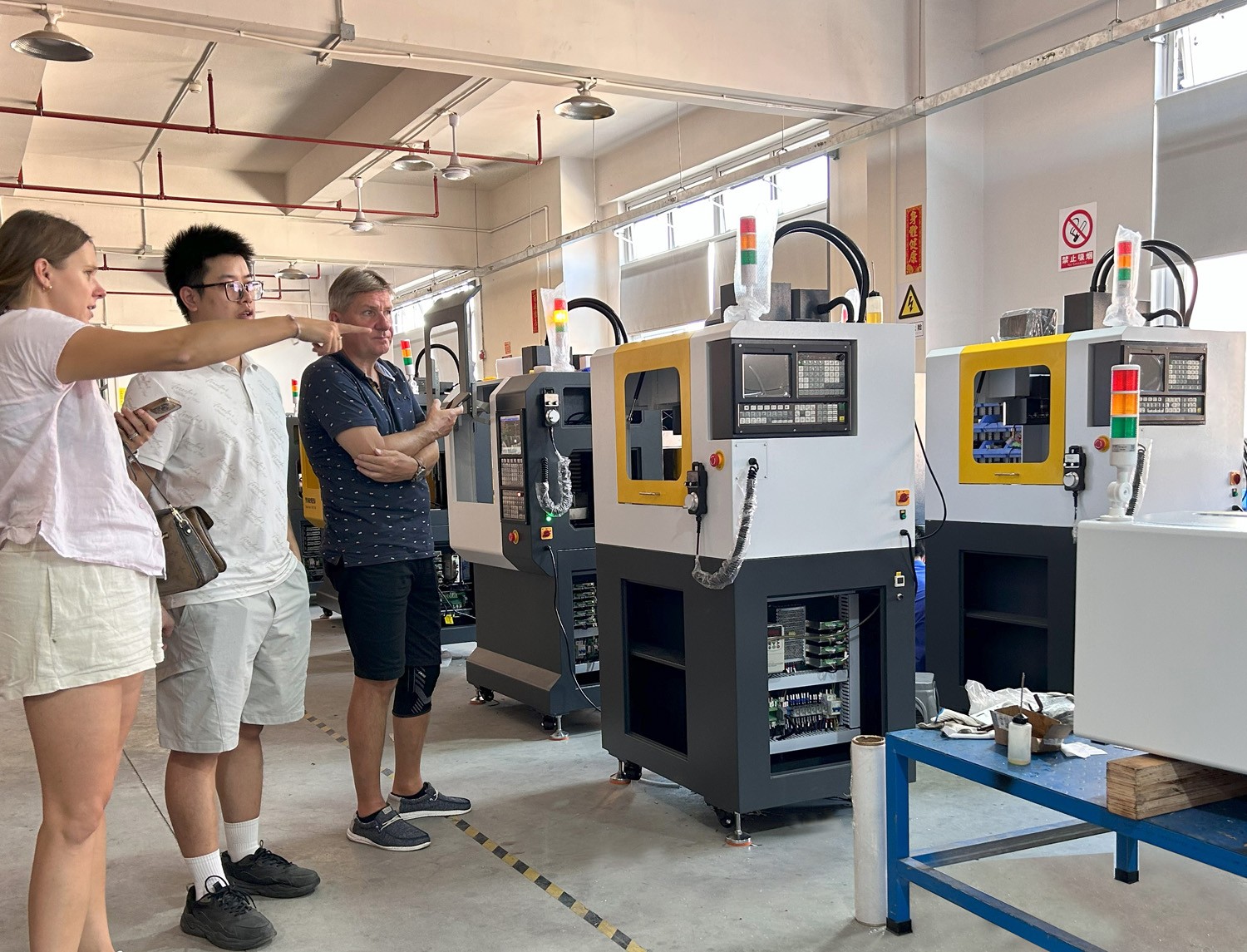 捷克客戶蒞臨育菁裝備考察桌面級(jí)加工中心，深化技術(shù)交流合作